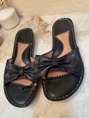 Born womens bow slip on sandals Sz 9